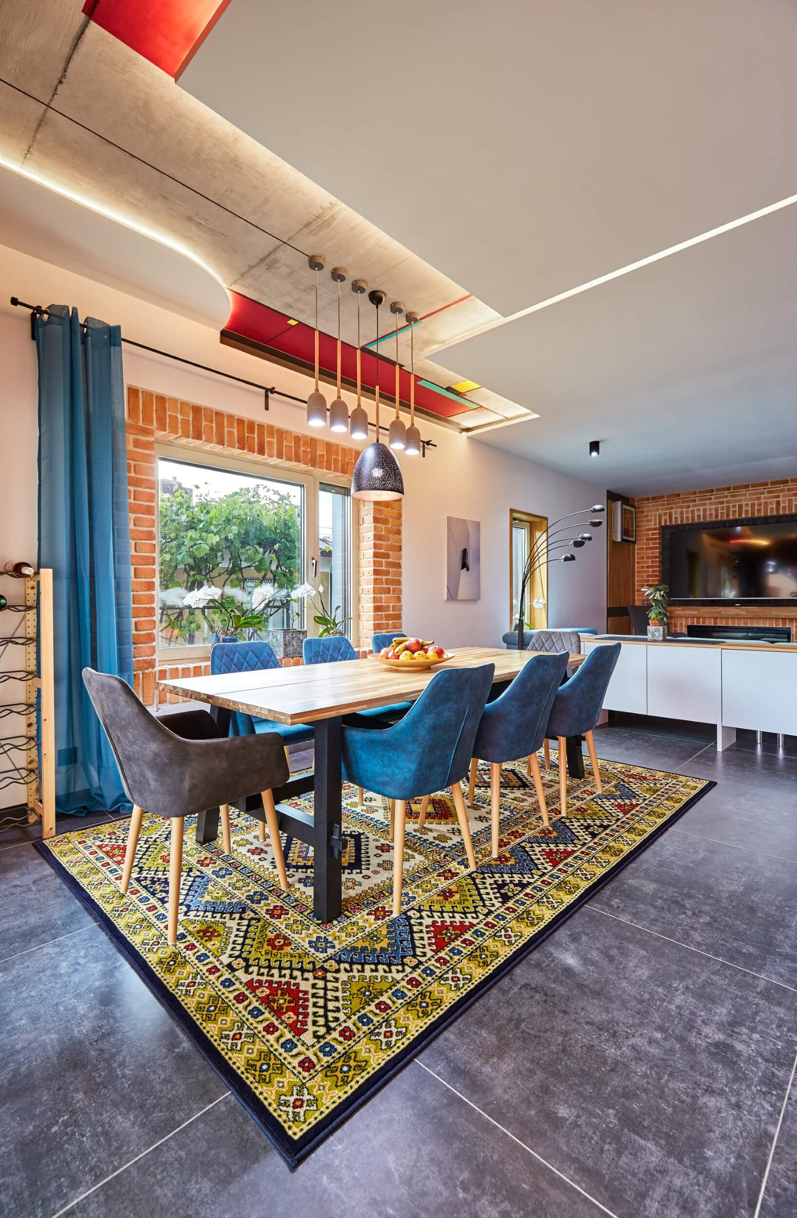 House with dining table and aluminium