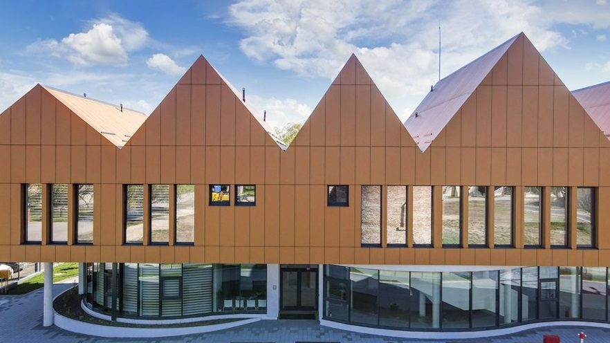 The ground floor is curved, while the first floor is more austere with straight lines