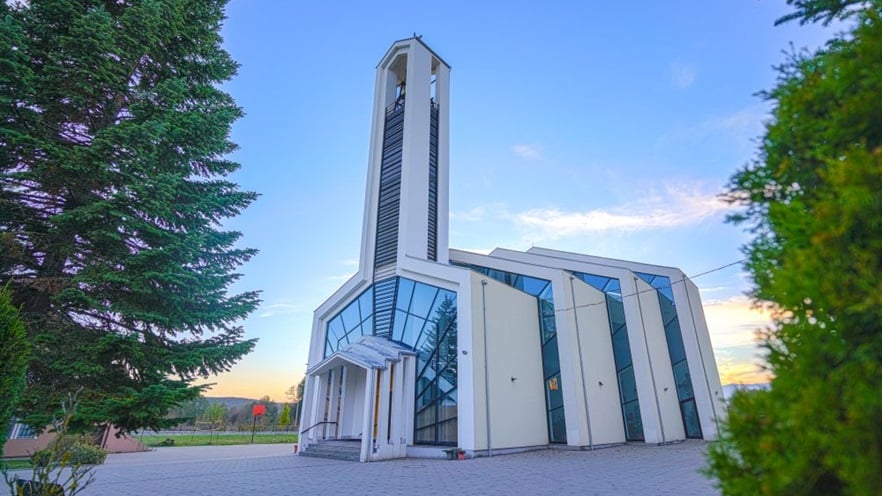 The church seen from between two trees