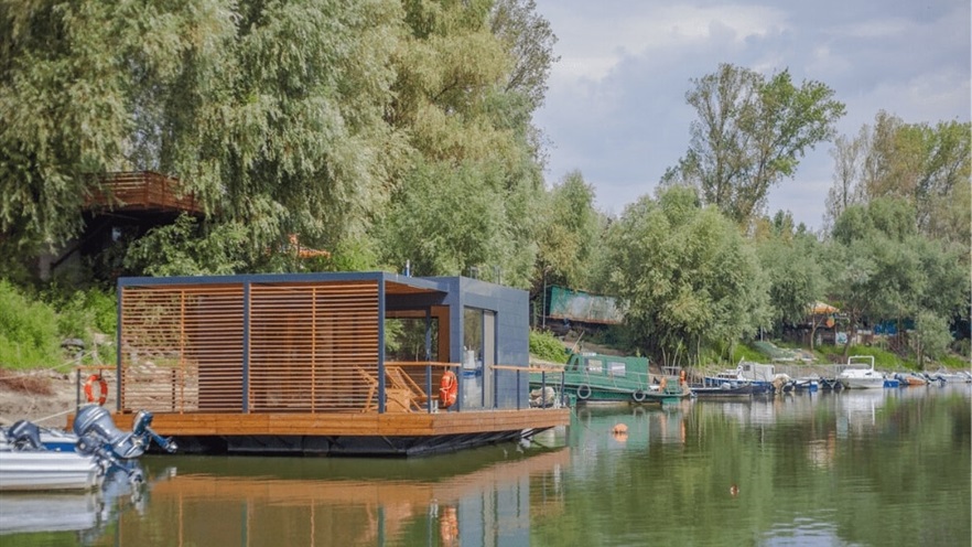 The house is docking in the river, view of the front terrace