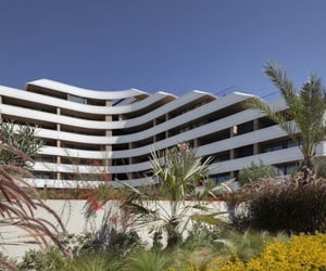 The building shape is inspired by a superyacht