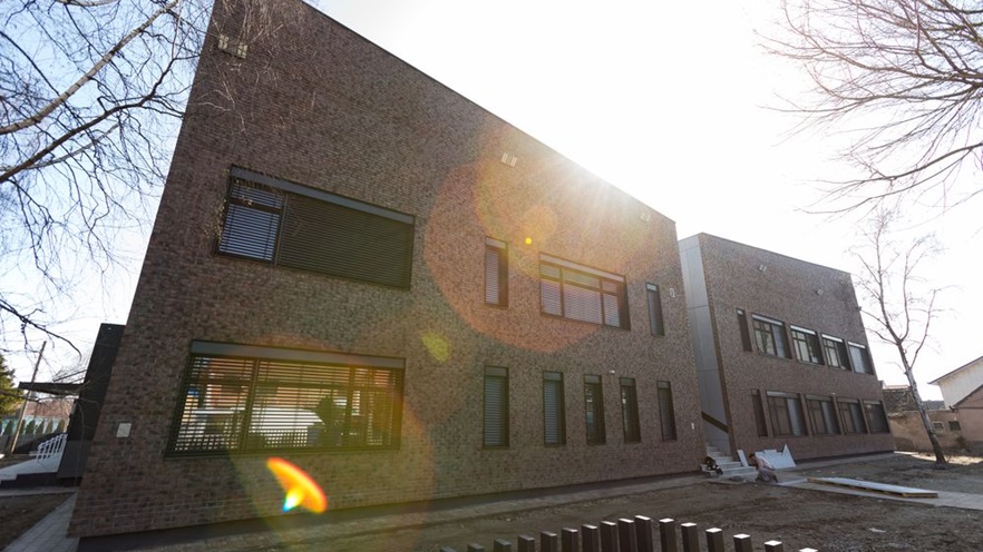 The building is divided in two by a staircase that leads to the courtyard