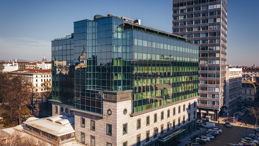 The building consists of a traditional part to which an extension with a glass curtain wall has been added