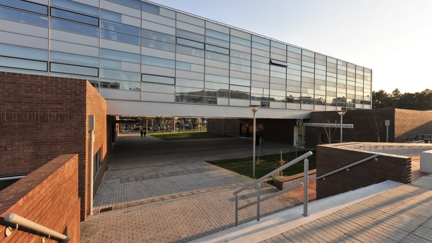 Stairs leading to the entrance under the glass façade