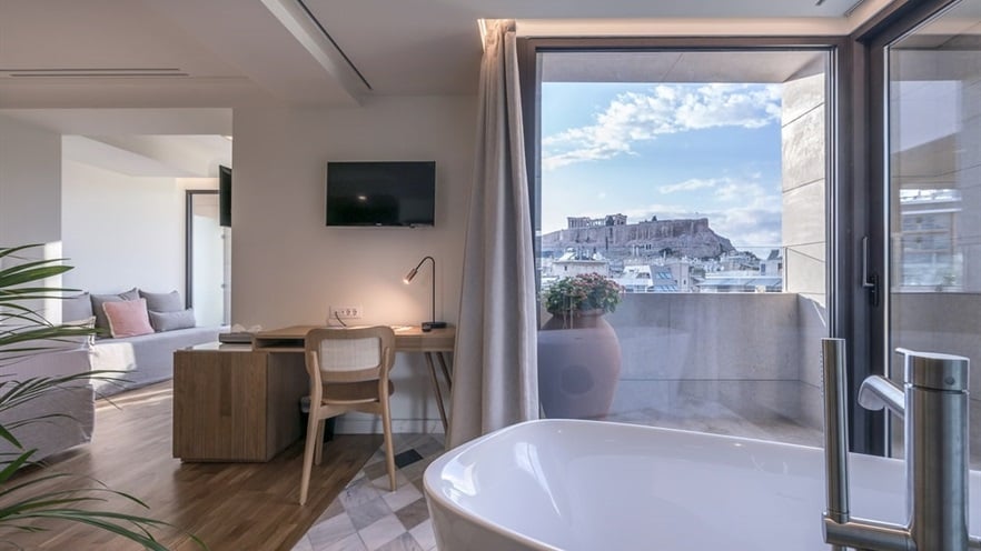 Bathtub with view to the Acropolis
