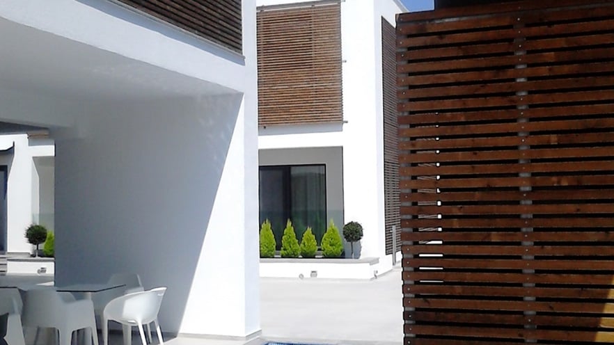 Close up to a wooden construction near the pool and the terrace