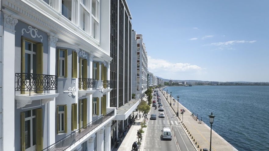 The building is located on Leoforos Nikis, right across the sea