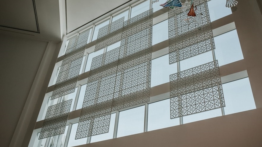 Lace-look shading construction in front of the large opening