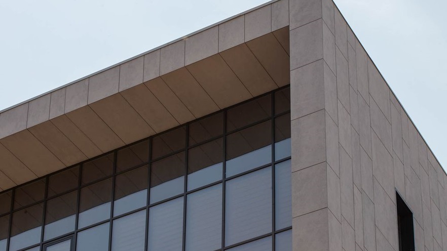 Detail of the curtain wall and the cladding of the façade
