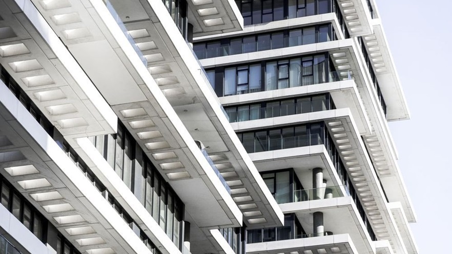 Close up to the façade and the shading structure