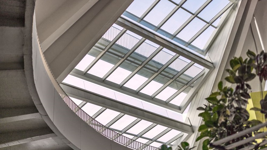 The light entering the building through the curtain wall