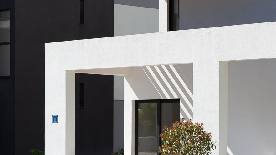 The ground floor has windows that open on terraces