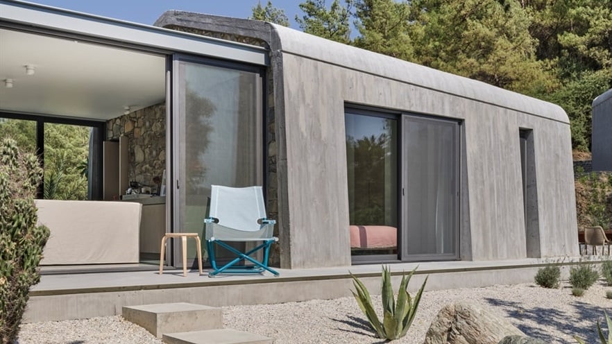 Backyard with chairs, gravel and cactuses