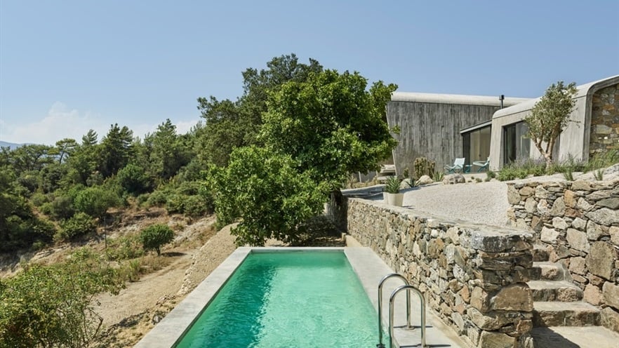 Blue pool with rock details and a view to the forest