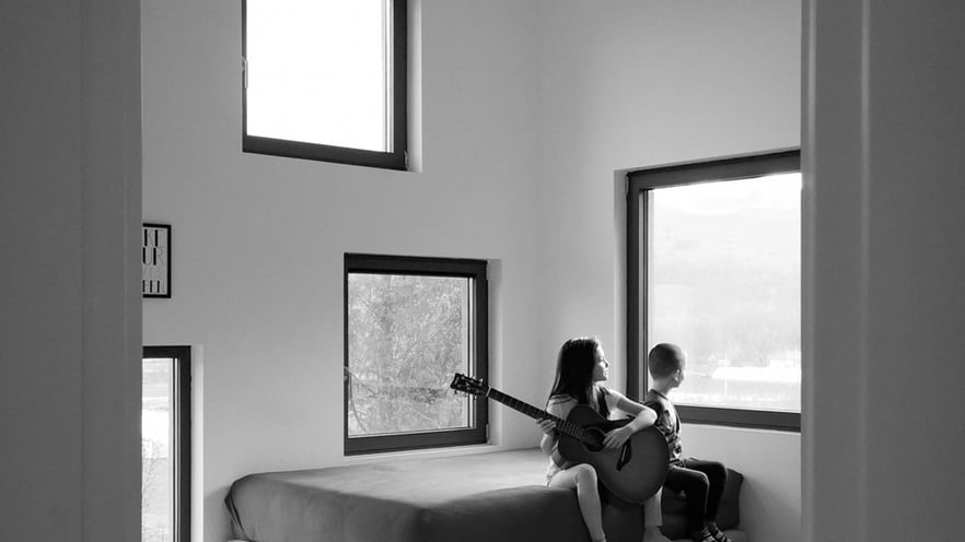 The bedroom has many square windows