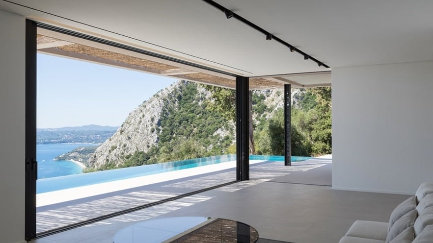 The living room has large openings that integrate it to the outdoor
