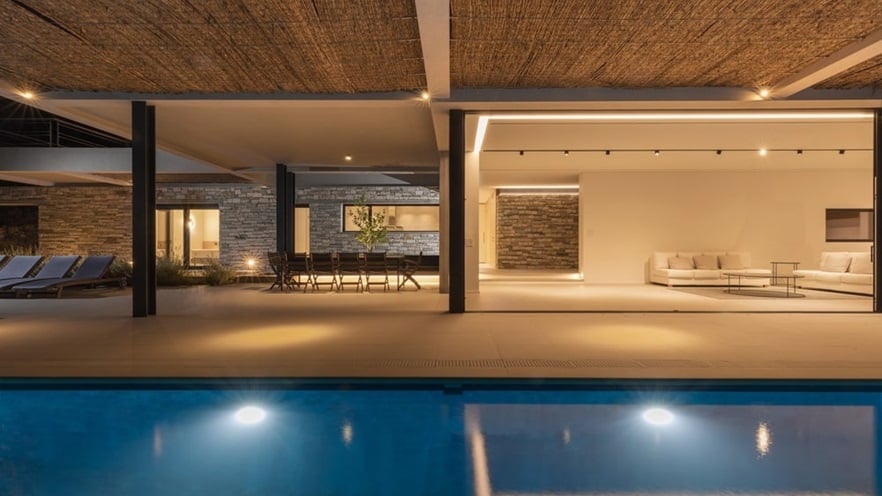 The house seen by the pool at night