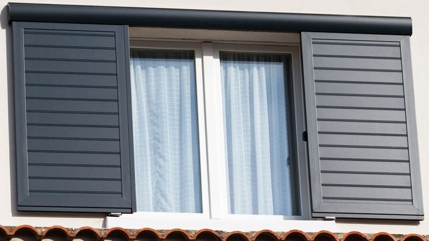 fereastră cu perdele albe și obloane exterioare SMARTIA M5300 cu design tradițional și aspect de lemn