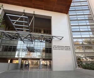 Υαλοπετάσματα και κάθετη γεωμετρία από πάνελ αλουμινίου σε κτίριο πολιτισμού– SMARTIA M6