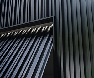 Ανακαινιση σπιτιου με επένδυση τοίχου από αλουμίνιο SMARTIA Barcode Cladding για σύγχρονο αποτέλεσμα