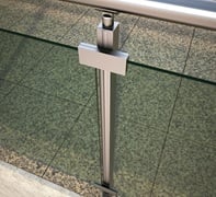 γυαλινα καγκελα τιμη μετρου inox με ορθοστάτες αλουμινίου σε μπαλκόνι με πλακάκι COMFORT M8100