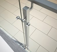 γυαλινα καγκελα μοντέρνα με inox ορθοστάτες αλουμινίου σε μπαλκόνι COMFORT M8100
