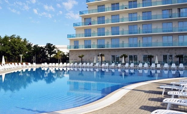 m9050-pool-view