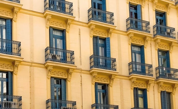 Παραδοσιακα παντζουρια αλουμινιου μπλε σε νεοκλασικό κτίριο SMARTIA M9300