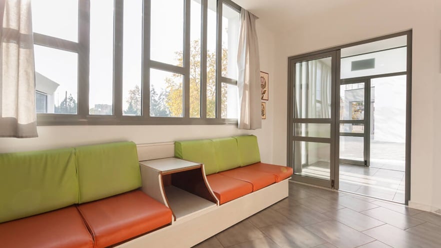 lobby confortabil cu canapele colorate și uși de acces din aluminiu M940