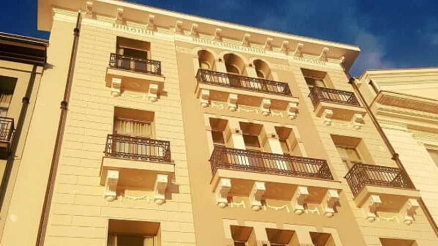 Κουφώματα αλουμινίου ανοιγόμενα σε νεοκλασικό ξενοδοχείο COMFORT M9400