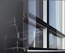 γυαλινα διαχωριστικα εσωτερικου χωρου σε σύγχρονο γραφείο με προφίλ αλουμινίου και γυάλινα πάνελ SMARTIA P200