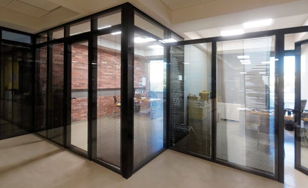 Γυαλινα διαχωριστικα γραφειων σε open space χώρο με κομψό και λειτουργικό design SMARTIA P200