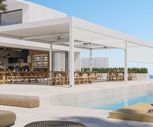 pergolă bioclimatică din aluminiu SMARTIA PG160P SANTORINI la restaurant în stil mediteranean la malul mării
