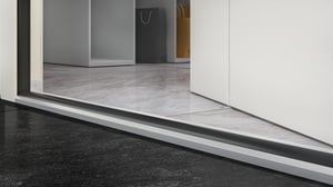 prag din ușă de acces din aluminiu SMARTIA SD77 cu trecere lină la îmbinarea cu podeaua